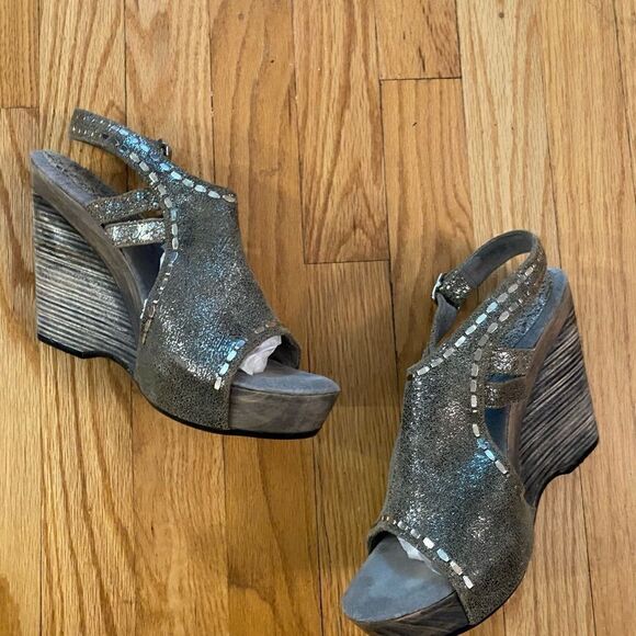 Calleen Cordero sz 7.5 excellent pre owned condition silver metallic wedge - Picture 9 of 9